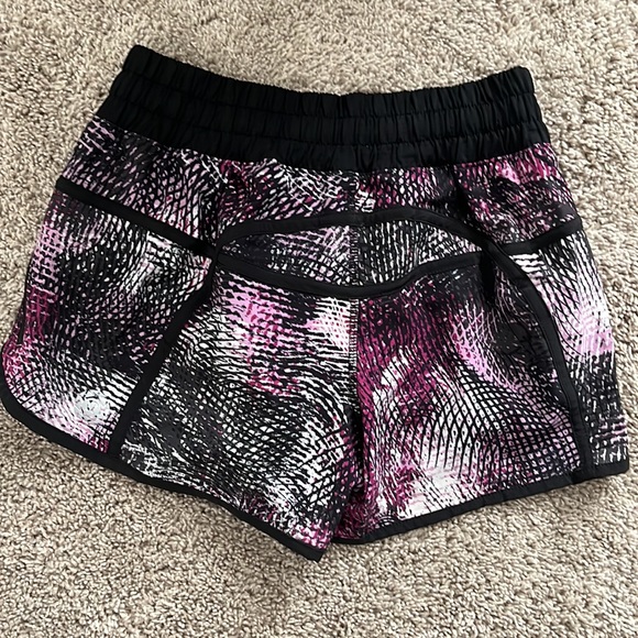 NWT Size 4 Lululemon Tracker Short III - Picture 4 of 5